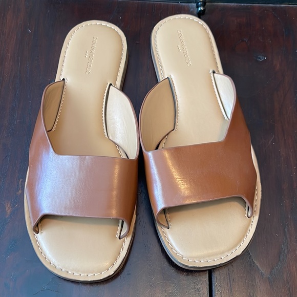 3 pairs Banana Republic Sandals EUC - Picture 2 of 8
